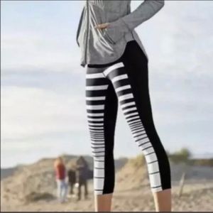Athleta sonar black & white striped leggings medium